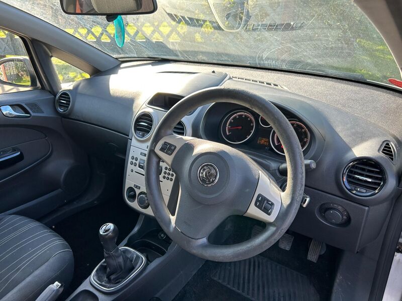 View VAUXHALL CORSA 1.2i 16v Club 3dr