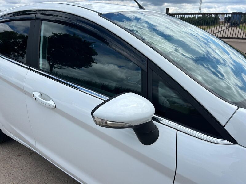 View FORD FIESTA 1.0T EcoBoost Titanium Euro 5 (s/s) 5dr