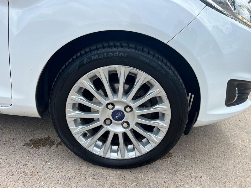 View FORD FIESTA 1.0T EcoBoost Titanium Euro 5 (s/s) 5dr