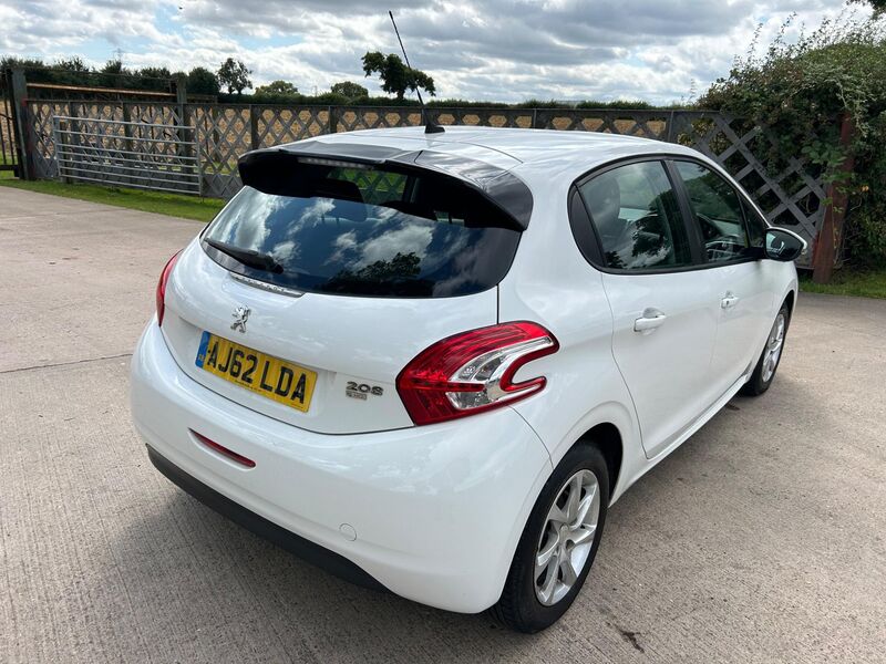 PEUGEOT 208