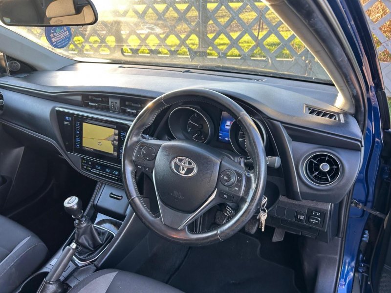 TOYOTA AURIS