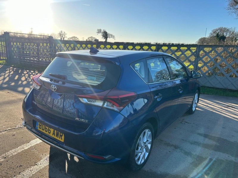 TOYOTA AURIS
