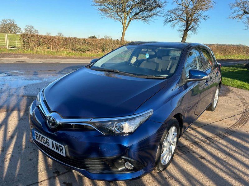 TOYOTA AURIS