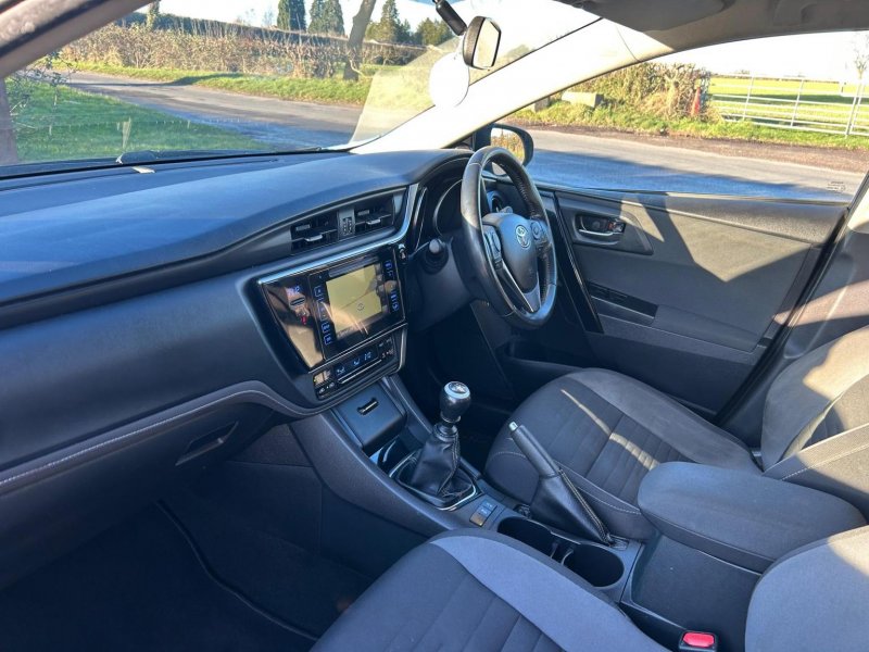 TOYOTA AURIS