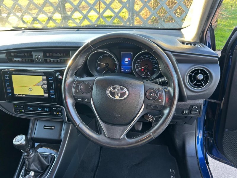 TOYOTA AURIS