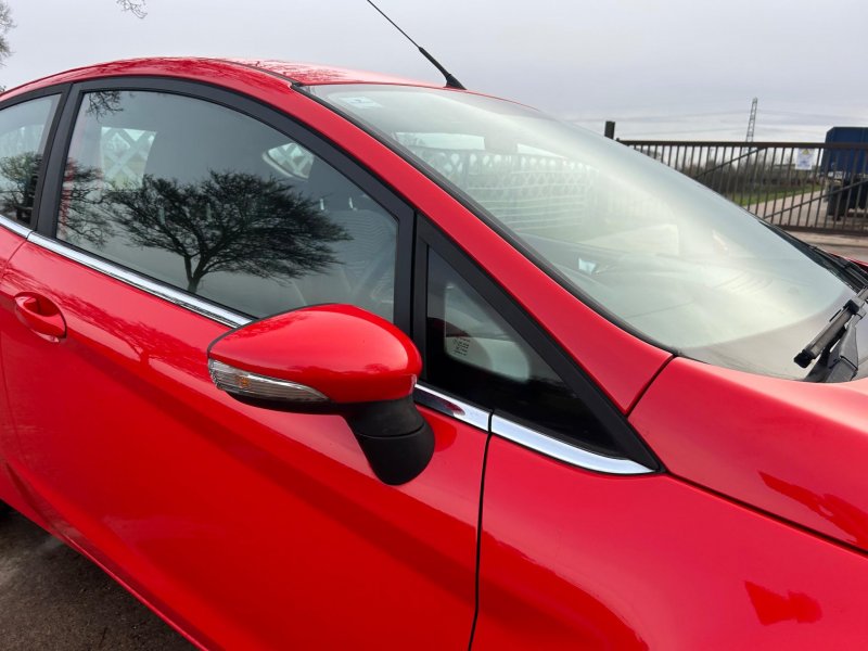 View FORD FIESTA 1.0T EcoBoost Zetec Euro 5 (s/s) 3dr