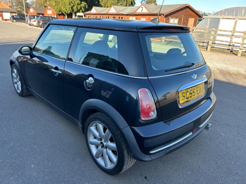 MINI HATCH